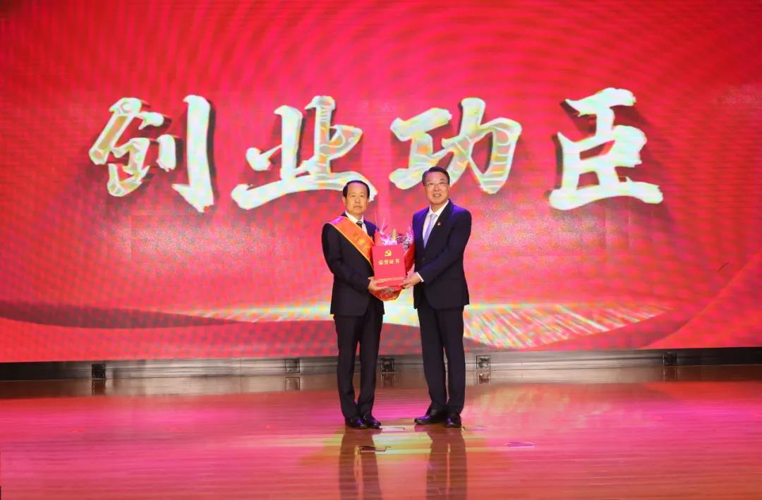 聯(lián)橋集團(tuán)黨委書記、董事長(zhǎng)慕镕鍵被授予威海高新區(qū)建區(qū)30周年十大“創(chuàng)業(yè)功臣”稱號(hào)