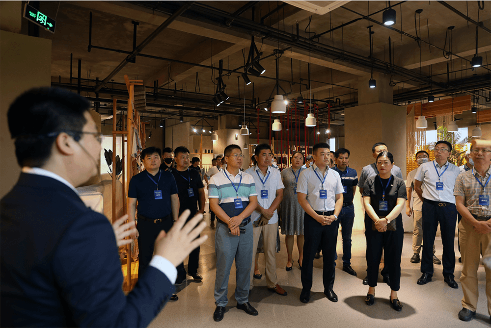聯(lián)橋集團(tuán)黨委書記、董事長慕镕鍵在威海市“青藍(lán)接力”名家論壇開講(圖2)